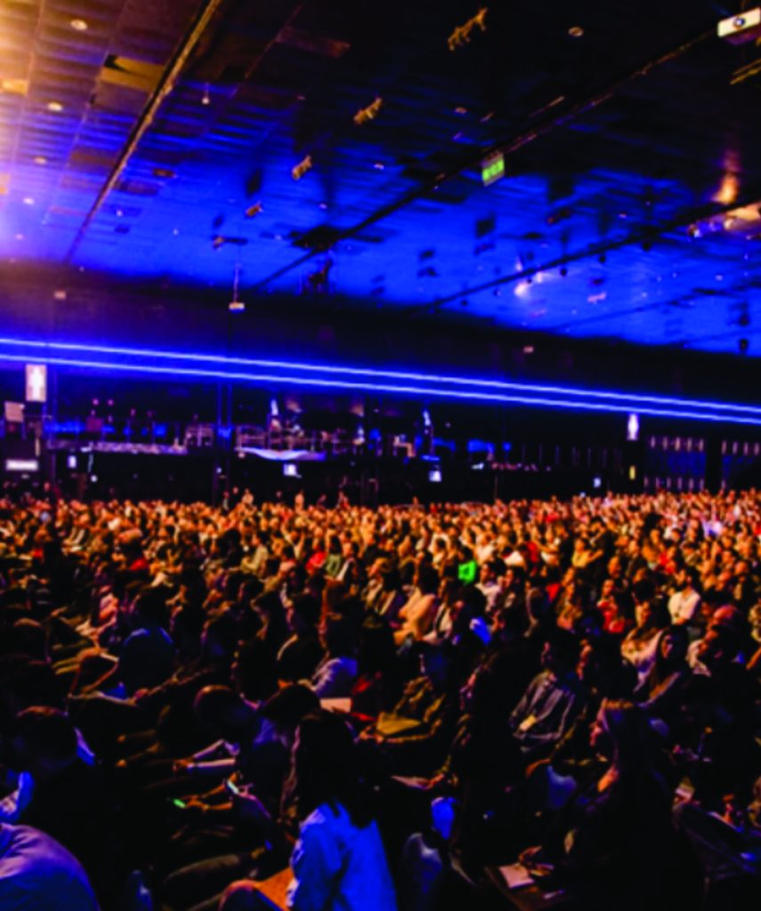 Grande público assistindo a evento transmitido ao vivo pela TV Cidade Alta em Porto Seguro